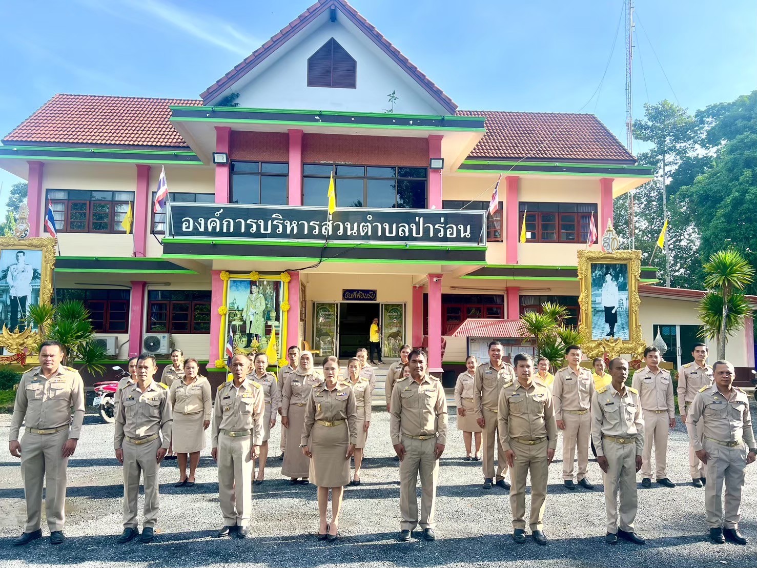 ประมวลภาพกิจกรรม การจัดกิจกรรมเนื่องในวันพระราชทานธงชาติไทย 28 กันยายน (Thai National Flag Day) ประจำปี 2567 ขององค์การบริหารส่วนตำบลป่าร่อน
