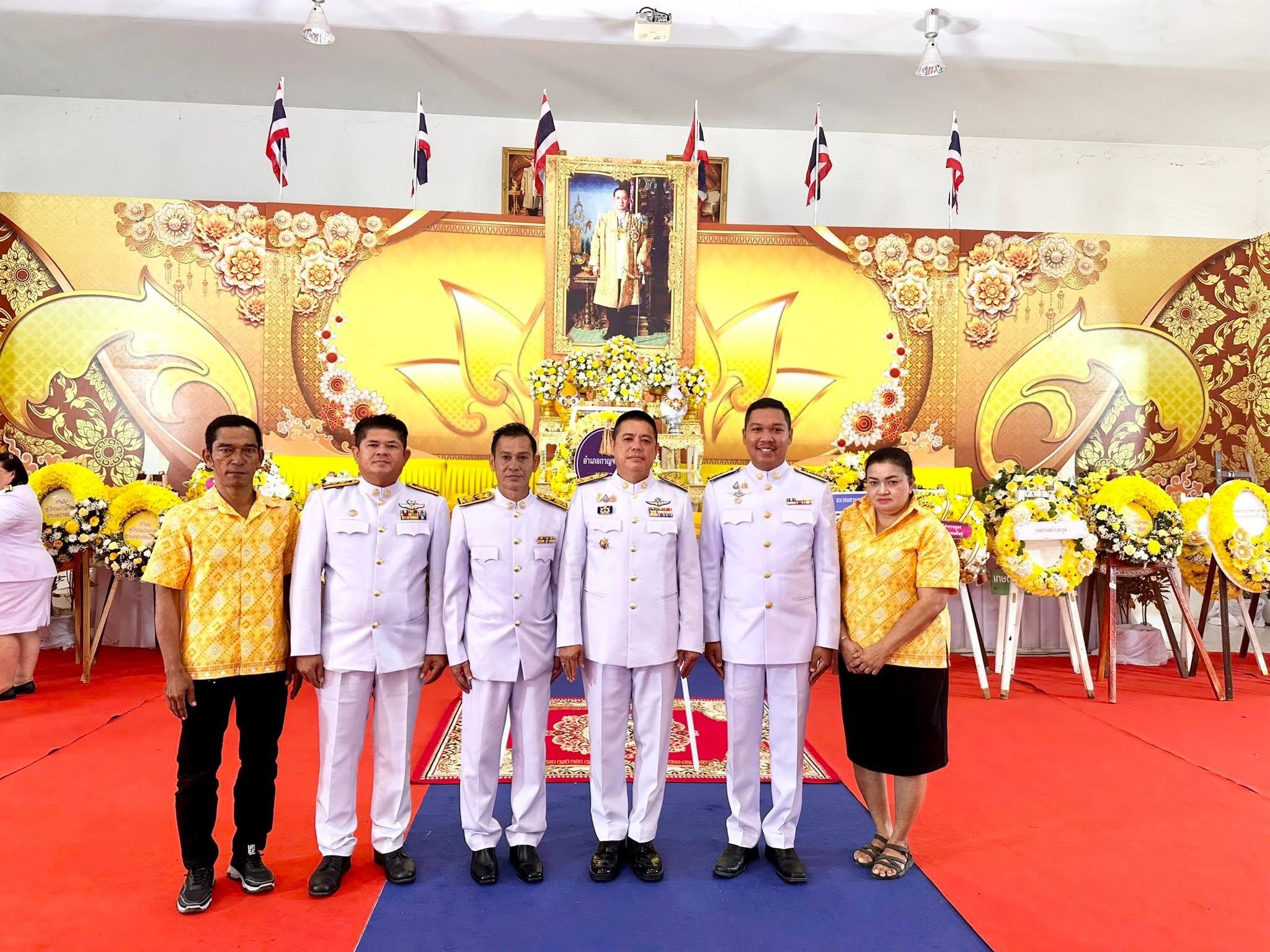 🇹🇭 ๑๓ ตุลาคม ๒๕๖๘ เวลา ๐๘.๓๐ น. นางอุไรวรรณ บรรดาศักดิ์ นายกองค์การบริหารส่วนตําบลป่าร่อน มอบหมายให้นายธวัชชัย นวลวัฒน์ รองปลัดองค์การบริหารส่วนตำบลป่าร่อน พร้อมด้วยพนักงานส่วนตำบล เจ้าหน้าที่ องค์การบริหารส่วนตำบลป่าร่อน ร่วมพิธีวางพวงมาลาเนื่องในวันนวมินทรมหาราช โดยมีนายพูลศักดิ์ โสภณปทุมรักษ์ นายอำเภอกาญจนดิษฐ์ เป็นประธานในพิธี ณ ศาลาประชาคมที่ว่าการอำเภอกาญจนดิษฐ์